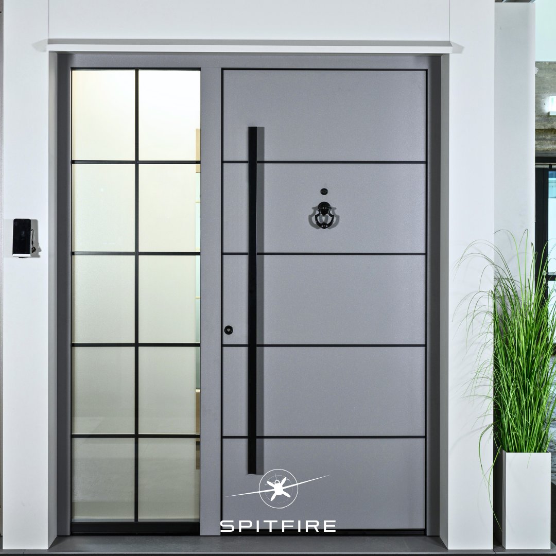 SpitfireDoors's tweet image. our S-500 door paired with a sleek glass canopy, and a sidelight that mirrors the door design — complete with discreet LED lighting for a refined finish, day or night.

Start designing your bespoke entrance today
#SpitfireDoors #LuxuryDoors #S500Series