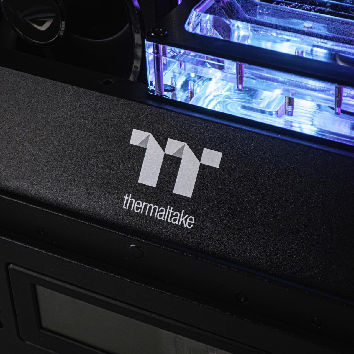 Thermaltake_UK_'s tweet image. Is black your colour? 🖤🔥
Meet the Thermaltake Tower 600 Black Edition – bold, powerful, and built to shine with every RGB detail.
🔗 @PCSpecialist  : bit.ly/3YZXIFY

#Thermaltake #Tower600 #pcbuilder #RGBSetup #GamingRigGoals