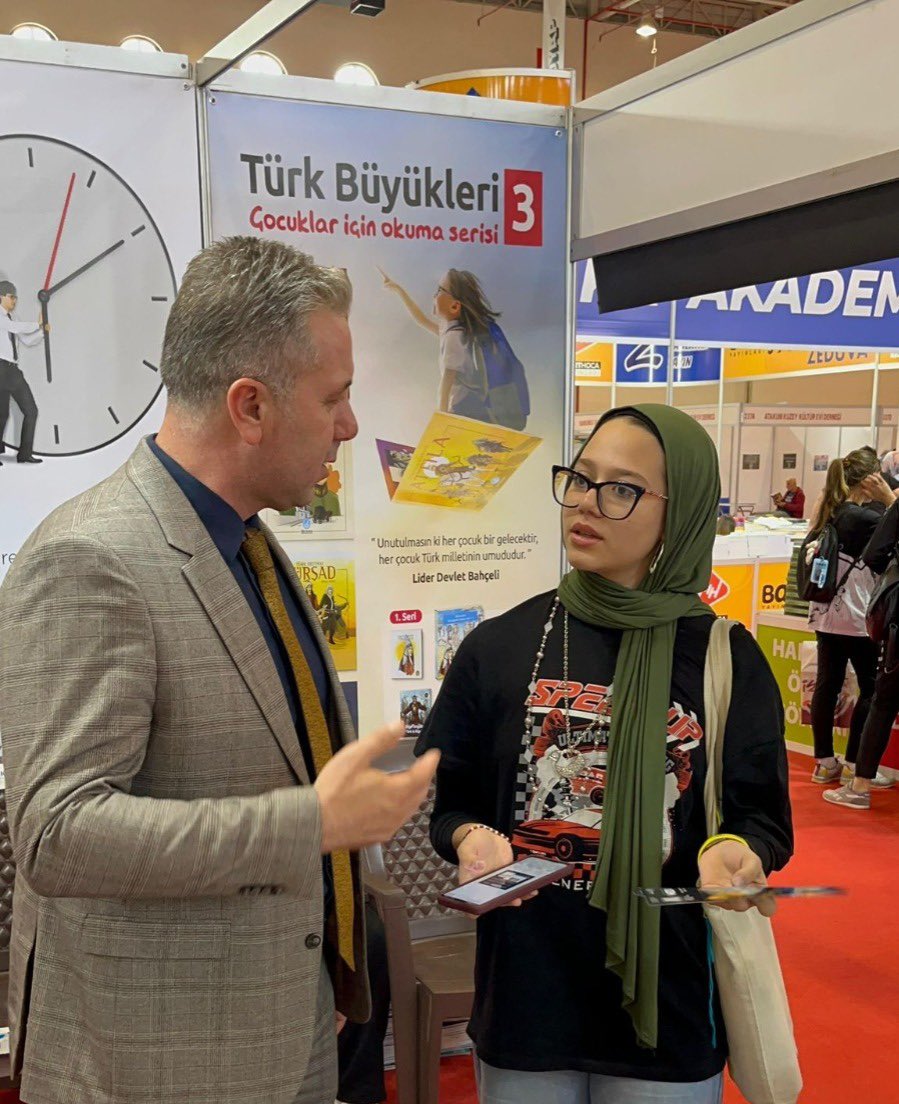 Ulku_Ocaklari's tweet photo. 📍TÜYAP Karadeniz Kitap Fuarı

27 Eylül-5 Ekim tarihleri arasında düzenlenen TÜYAP Kitap Fuarı'nda Ülkü Ocakları Samsun İl Başkanlığı standına gençlerin yoğun ilgisi devam ediyor. Ülkü Ocakları Genel Merkezimiz tarafından geliştirilen birçok çalışmayı görmek için TÜYAP Samsun Fuar ve Kongre Merkezi 2. Salon 219-C numaralı standımıza ziyaretçilerimizi bekliyoruz.