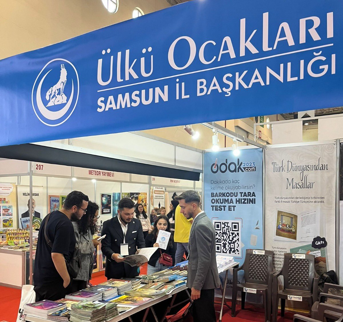 Ulku_Ocaklari's tweet photo. 📍TÜYAP Karadeniz Kitap Fuarı

27 Eylül-5 Ekim tarihleri arasında düzenlenen TÜYAP Kitap Fuarı'nda Ülkü Ocakları Samsun İl Başkanlığı standına gençlerin yoğun ilgisi devam ediyor. Ülkü Ocakları Genel Merkezimiz tarafından geliştirilen birçok çalışmayı görmek için TÜYAP Samsun Fuar ve Kongre Merkezi 2. Salon 219-C numaralı standımıza ziyaretçilerimizi bekliyoruz.