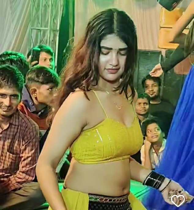 पुरुष जात दोगला जात है. महिलाओं के मामले में पुरुष जात का कोई एक स्टैंड नही है.

पुरुष के लिए अपनी माँ बहन के लिए अलग नजरिया है और दूसरों की माँ बहन के लिए अलग नजरिया है.

जब महिला खुद सज संवर कर, आकर्षक बनकर ऐसे कपड़े पहन रही है जिसमें पेट, कमर, पीठ और नाभि दिखाई दे रहा है तो