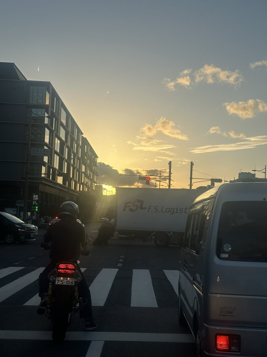 5スタ前の交差点で警察さんトラック押してた笑