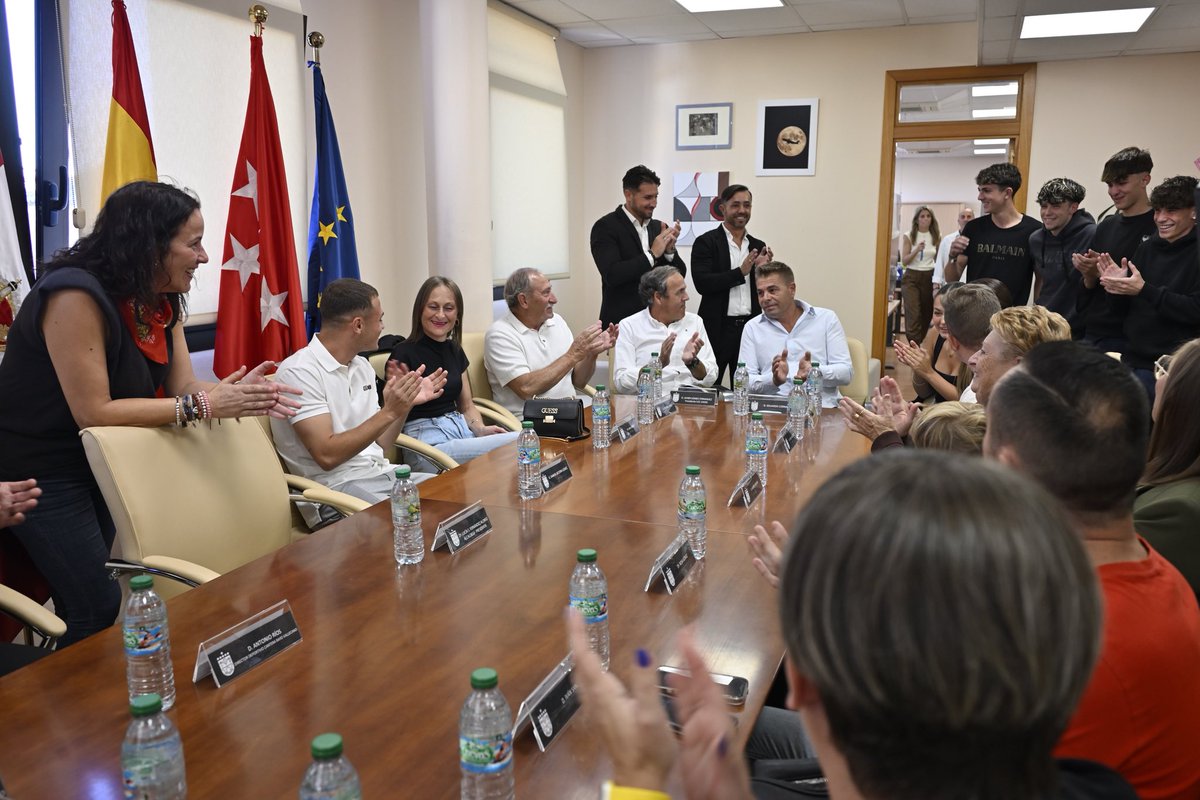 Del Estadio Matapiñonera al de Vallecas. De San Sebastián de los Reyes a primera división del fútbol español.

Con tan sólo 19 años, Samuel Becerra ha hecho historia. Y es un orgullo que sea vecino de nuestra ciudad.
