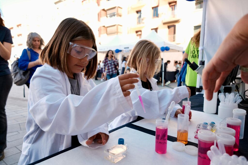 universitatURV's tweet photo. 🙌Èxit de la fira de tallers de la Nit Europea de la Recerca! Durant dos dies, la plaça Corsini de #Tarragona ha vibrat d'activitats científica amb més de 50 tallers impartits per més de 200 investigadores i investigadors.

#NitRecercaTGN #NitRecerCAT #URV

👉https://t.co/3RU0VUPTAK