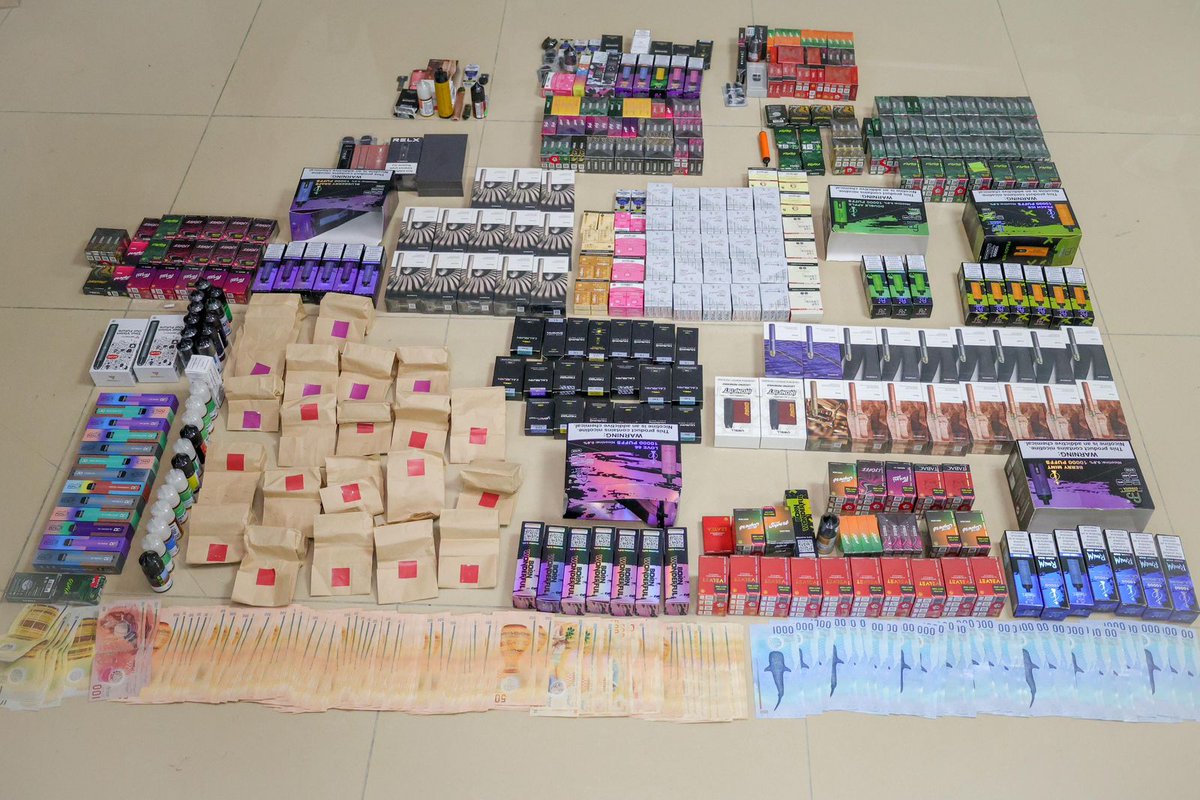 މަސްތުވާތަކެއްޗާއި ވޭޕް އަދި ރާއްޖެ އެތެރެކުރުން މަނާ ގިނަ އަދަދެއްގެ ތަކެއްޗާއެކު ބަޔަކު ހައްޔަރުކޮށްފި
police.gov.mv/media/news/246…