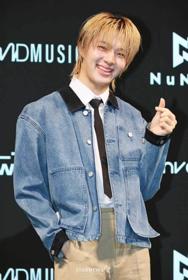 กิ๊ด เฮียนิวหล่อมาก

NUNEW KOREA DEBUT PRESS
#NuNewKoreaPressCon
<a href="/CwrNew/">NuNew</a> #NuNew