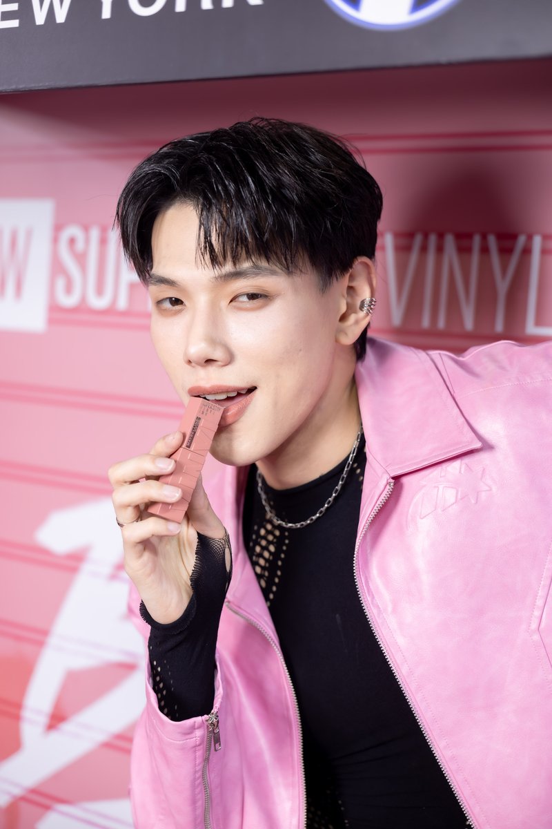 Maybelline_TH's tweet photo. งานจบ ความฟินยังคงบูสสต่อไม่หยุดด🧋✨
.. รวมท่าบูสเอเนอจี้ กับ ความหล่อเท่ ของ @oueiija #KISSOFMAYBELLINE ที่มาชวนแฟนๆ Shake &Shine สไตล์มิลค์ที ในงาน Maybelline Boba Boost Square 💄🧋💫 💖
ต้องขอขอบคุณ ต้าห์อู๋ ที่มาแจกความสุขกันแบบจัดเต็ม และขอขอบคุณชาวไดโน่วทุกคน และกำลังใจให้กันตลอดกิจกรรมนี้
ใครอยากจิบชานม แต่ลิปยังเป๊ะ ขอฝากไอเทมนี้เลย Super Stay Vinyl Ink ลิปไวนิลมิลค์ที collection ใหม่ ไปช้อปตามกันได้เลยย
💗ต้าห์อู๋ใช้ Super Stay Vinyl Ink สี Peach Swirl เบอร์ 255

📌ชมภาพความประทับใจ https://t.co/fDcFqkHnmM

VINYL BOBA X DAOU
#MNYBobaBoostSquareXDaou
#MNYBobaBoostSquare
#VinylBOBABoost #ลิปไวนิลมิลค์ที #ลิปชานม
#MaybellineThailand #DAOU #oueiija #MAYBELLINEXDAOU #DAOUXMAYBELLINE