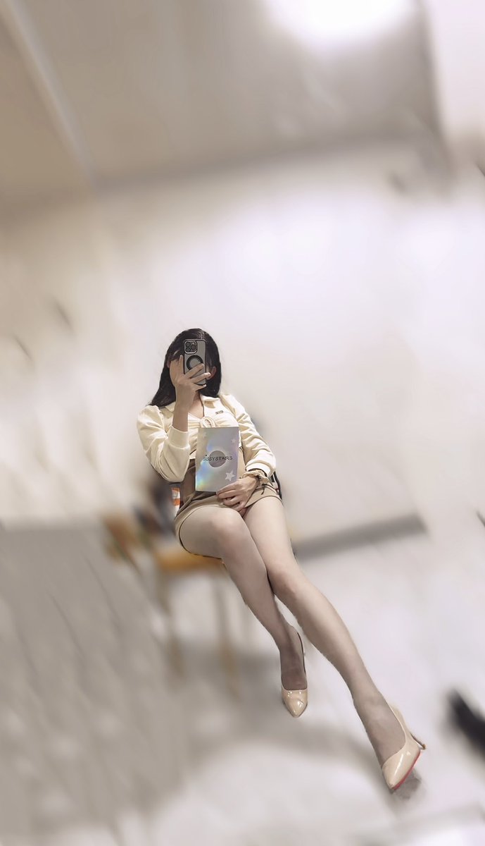 transformgirlXT's tweet photo. 【丝袜测评】
魂蓝姐姐不愧是最了解我们这些小男娘的人！❤️
我买的是灰色的，天鹅绒质地的丝袜，手感不要太好！包裹感也是超级强！长度也很完美。

姐妹们冲😝

卖家：@hunlan77 @SISSYSTARS17 https://t.co/ZzeTKSGAFz
