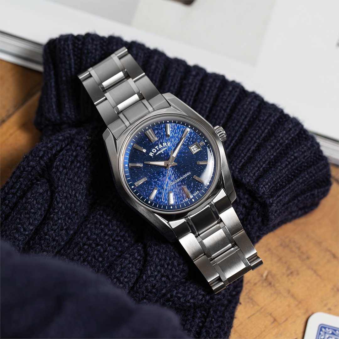 The Lumen collection brings the dial to the forefront of the design. Featuring domed crystal, an automatic movement and a fluid multi-link bracelet