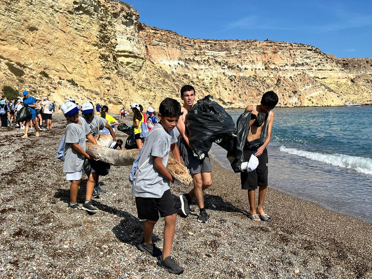 La Consejería de Medio Ambiente participó el sábado en la limpieza anual de fondos marinos organizada por el Club Buceo Melilla y que permitió la recogida de más de dos mil kilos de residuos.