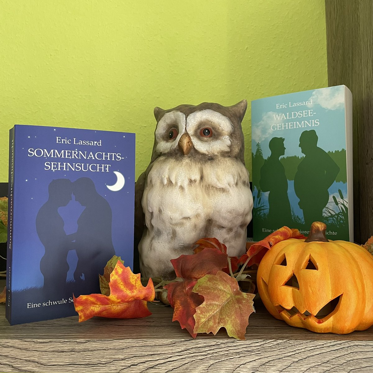 SchwuleSenioren's tweet photo. Mit dem Herbst beginnt wieder die Lesezeit. Egal ob bei einer Tasse Kaffee oder mit einer Decke auf dem Sofa: wenn es draußen kalt und grau wird, kann man es sich mit einem Buch richtig gemütlich machen.

Mehr Infos und Leseproben findet ihr in den Kommentaren unter diesem Post! https://t.co/U5v23RJskB