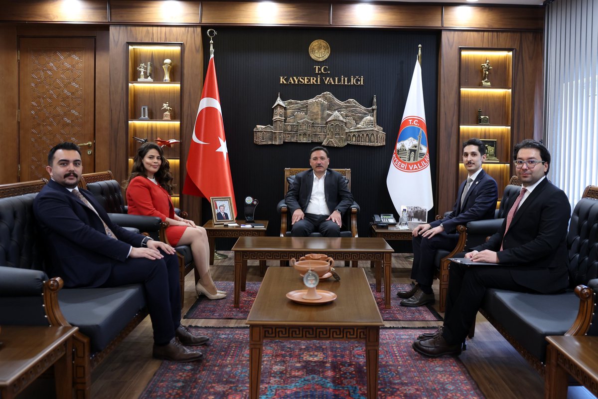 kayserivaliligi's tweet photo. Valimiz Sayın Gökmen Çiçek, Kayseri Barosu tarafından çıkartılan "Duruşma Arası" isimli derginin yayın kurulu üyeleri Avukat Damla Olcar, Avukat Mehmet Emin Küçük, Avukat Kutay Mutlu ve Avukat Mustafa Destan Yılmaz'ı makamında kabul etti. https://t.co/oeBSt1HkNo