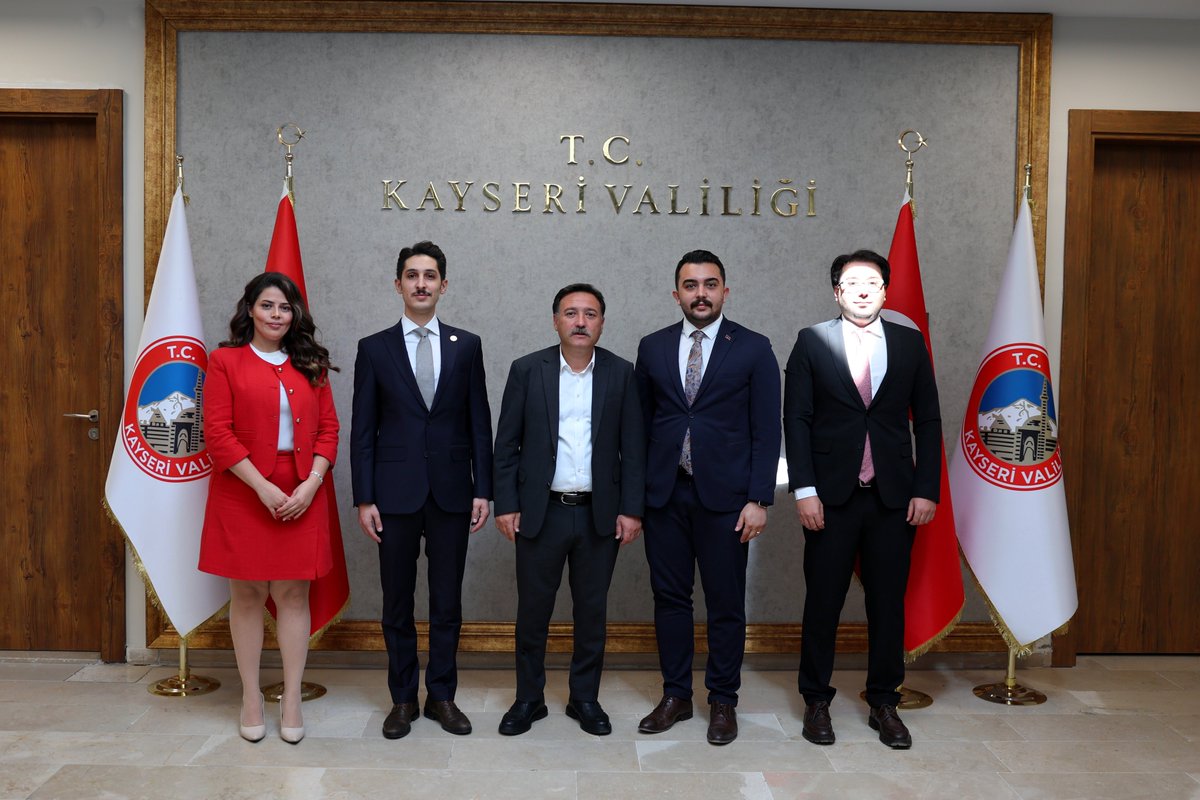 kayserivaliligi's tweet photo. Valimiz Sayın Gökmen Çiçek, Kayseri Barosu tarafından çıkartılan "Duruşma Arası" isimli derginin yayın kurulu üyeleri Avukat Damla Olcar, Avukat Mehmet Emin Küçük, Avukat Kutay Mutlu ve Avukat Mustafa Destan Yılmaz'ı makamında kabul etti. https://t.co/oeBSt1HkNo