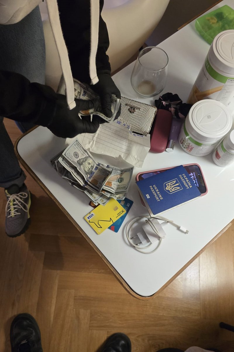 W jednym z krakowskich hoteli policjanci zatrzymali 24-latkę z Ukrainy w związku ze sprawą grupy obcokrajowców odpowiedzialnych za "oszustwo na legendę". Łącznie od lutego tego roku policjanci zatrzymali 9 osób. Oszuści wyłudzili od poszkodowanego ponad 400 tys. złotych