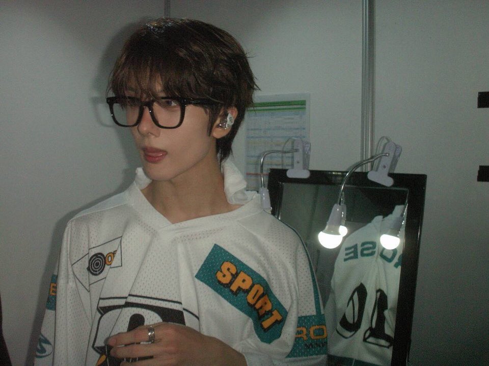 jjjspnm's tweet photo. แว่นมานี่มา ❌️ 
พี่(น้อง)จีซองมานี่มา ✅️ https://t.co/eRMdycpgTD