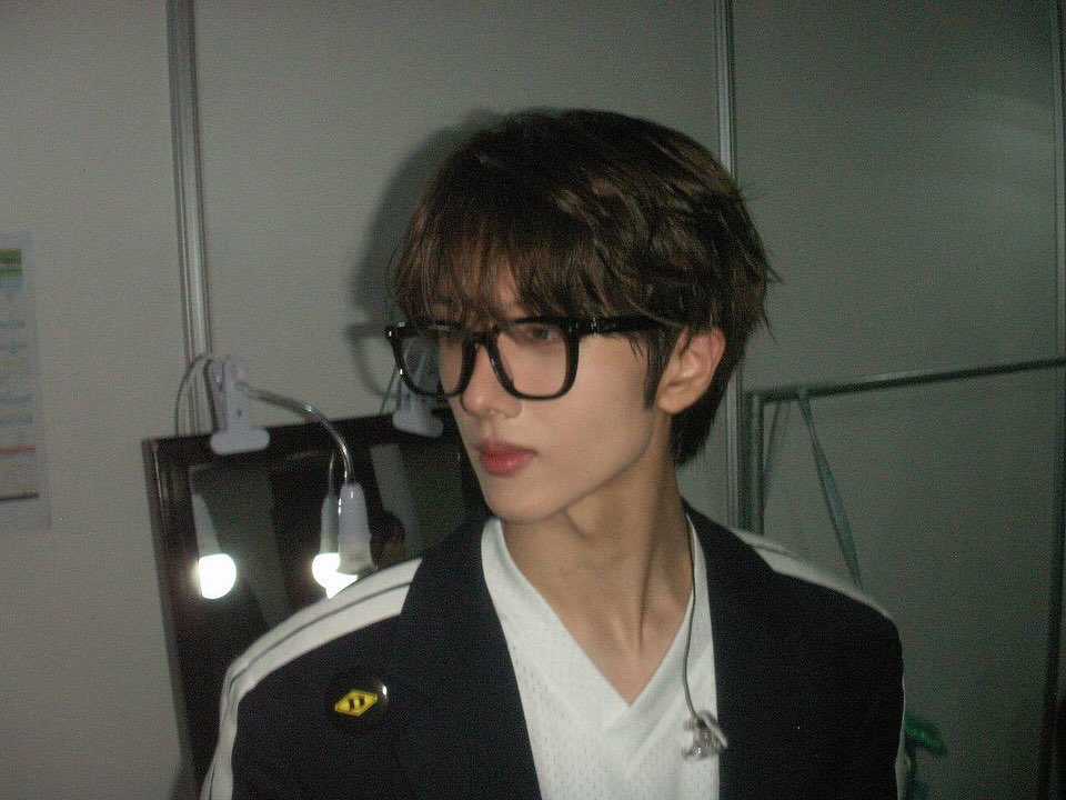 jjjspnm's tweet photo. แว่นมานี่มา ❌️ 
พี่(น้อง)จีซองมานี่มา ✅️ https://t.co/eRMdycpgTD