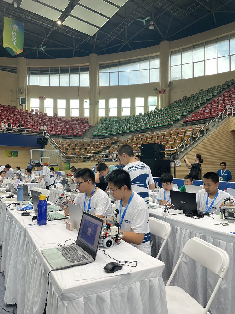 zmrobot's tweet image. Congratulations to the teams take part in 2025WRC Championship -ASEAN in Guangxi!
  --ZMROBO Super AI
#WRC #SuperAI #SuperTrack #robot