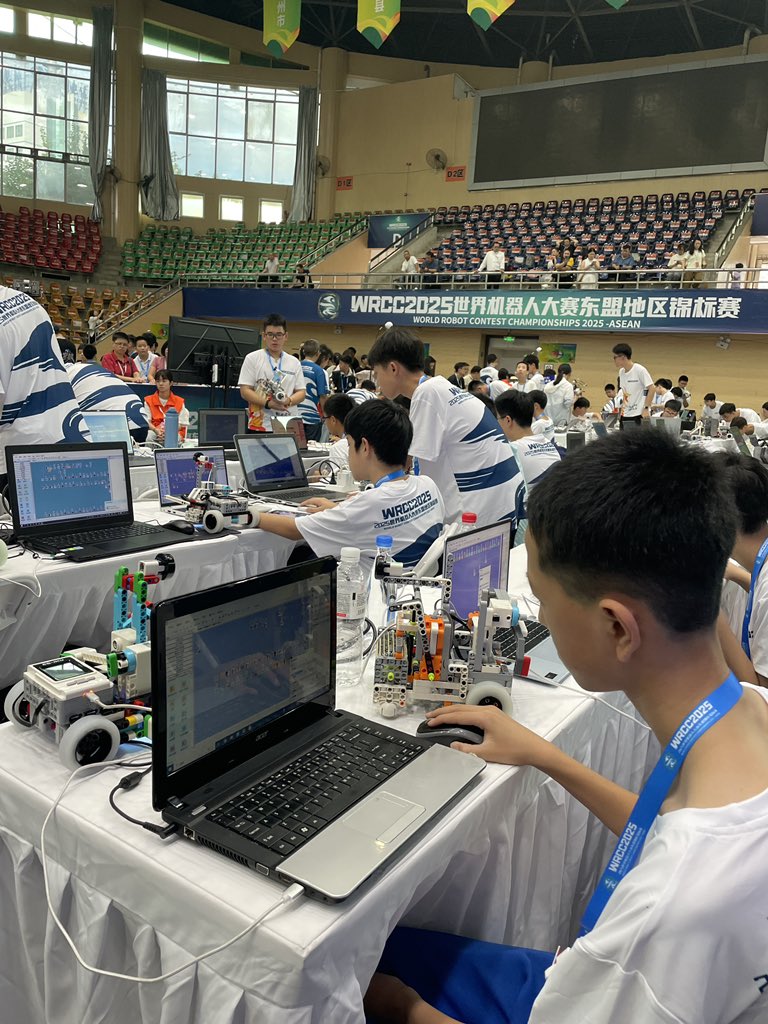 zmrobot's tweet image. Congratulations to the teams take part in 2025WRC Championship -ASEAN in Guangxi!
  --ZMROBO Super AI
#WRC #SuperAI #SuperTrack #robot