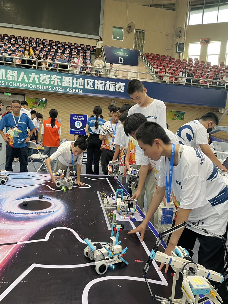 zmrobot's tweet image. Congratulations to the teams take part in 2025WRC Championship -ASEAN in Guangxi!
  --ZMROBO Super AI
#WRC #SuperAI #SuperTrack #robot