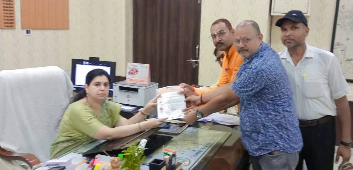 देवरिया जिले के ग्रामसभा की भूमि पर कब्जा करने वालों के खिलाफ कार्यवाही व भूमिखाली कराने हेतु जिलाधिकारी देवरिया को ज्ञापन देते हुए समाज कल्याण क्रांतिकारी न्यास की टीम सभी गांवों में हो रहे ऐसे मामलों के ऊपर शासन को अवगत कराया गया <a href="/CMOfficeUP/">CM Office, GoUP</a> <a href="/shalabhmani/">Dr. Shalabh Mani Tripathi</a> <a href="/dmdeoria/">DM Deoria</a> <a href="/SPD_DEORIA/">Sandeep Pandey Deoria (संदीप पाण्डेय देवरिया)</a>