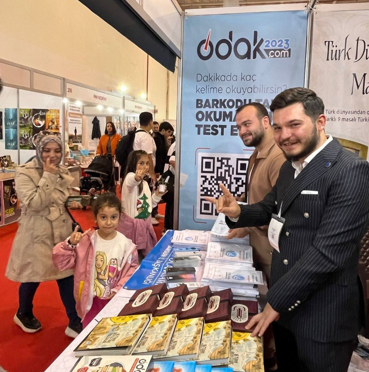 Minik Asena, Ülkü Ocakları standına gelmiş..🐺🇹🇷