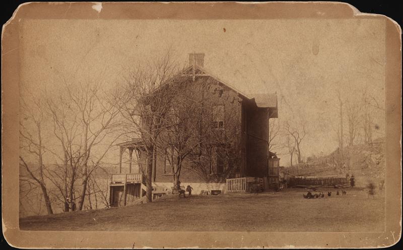 A ghostly old house on the edge of the Hudson River, and the boxer who lived there with his family ephemeralnewyork.wordpress.com/2025/09/29/a-g…