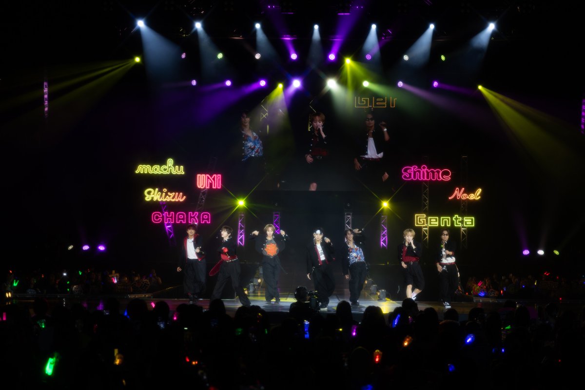 jefamily_th's tweet photo. Travis Japan ปิดฉากคอนเสิร์ตเวิลด์ทัวร์สุดยิ่งใหญ่ที่กรุงเทพ ! โดย Kaito กล่าวปิดท้ายว่า "คิดถึงแฟนไทยครับ" 

Travis Japan ได้ทำการแสดงคอนเสิร์ต Travis Japan World Tour 2025 VIIsual รอบสุดท้ายไปแล้วที่กรุงเทพ ประเทศไทย โดยทัวร์คอนเสิร์ตเริ่มต้นตั้งแต่เดือนสิงหาคม ออกแสดงไปทั่วเอเชียรวมถึงสหรัฐอเมริกา มีผู้ชมรวมกว่า 15,000 คน

โดยการแสดงในเอเชียเริ่มตั้นตั้งแต่เดือนกันยายน จำหน่ายบัตรเข้าชมหมดในทุกเมืองที่เดินทางไปทำการแสดง (ไทเป, ฮ่องกง และกรงุเทพ) โดยการแสดงที่กรุงเทพฯ ทำการแสดงที่ Thunder Dome, Muang Thong Thani เมื่อวันที่ 27 กันยายนที่ผ่านมา ที่แม้แต���ก่อนการแสดงจะเริ่มแฟนๆชาวไทยต่างร้องตะโกนเรียก Travis Japan อย่างดังสนั่น 

นอกจากจะขนเพลงดังมาอย่างมากมายแล้ว พวกเขายังมีโอกาสได้พูดภาษาไทยเช่น สวัสดีครับ น่ารักไม่ไหว จะหยุดน่ารักกี่โมง คุณคือดาวของผม เป็นต้น 

พวกเขายังทำการแสดงเพลง Encore ถึง 3 เพลง ได้แก่ My Dreamy Hollywood, PARTY UP LIKE CRAZY และ JUST DANCE! อย่างไรก็ตาม แม้การแสดงจะจบลงแต่แฟนๆยังคงตะโกนร้องเรียกพวกเขาไม่หยุด จนมีการทำการแสดงปิดท้ายในเพลง Unique Tiger ซึ่งถือเป็นการแสดงสดครั้งแรกอีกด้วย 

ก่อนลงจากเวที Miyachika เปิดเผยว่า พวกเขามีช่วงเวลาที่ดีที่สุดกับทุกคน แม้ว่าคอนเสิร์ตเวิลด์ทัวร์จะจบลง แต่พวกเขาจะเติบโตต่อไปและนำความบันเทิงที่ดีที่สุดจากญี่ปุ่นไปสู่โลก ขอให้แฟนๆเฝ้าติดตามต่อไป 

ก่อนที่ Kaito จะปิดท้ายเป็นภาษาไทยว่า "คิดถึงแฟนไทยครับ"