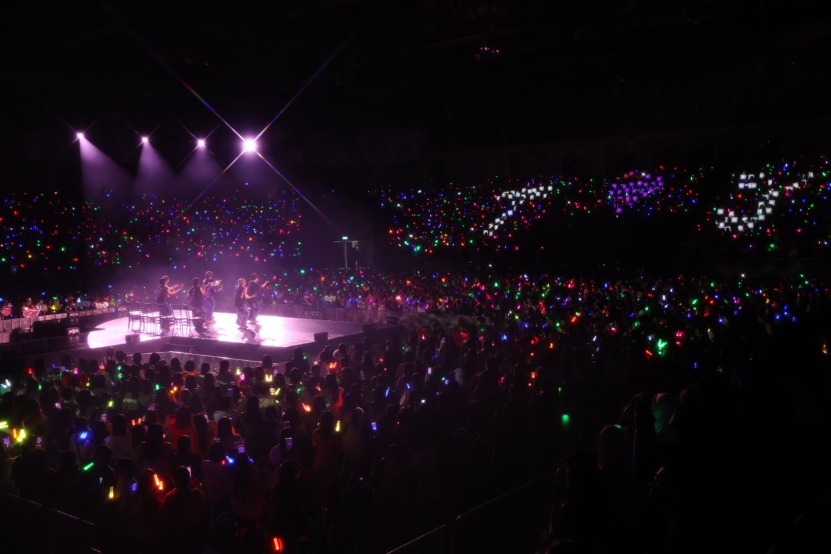 jefamily_th's tweet photo. Travis Japan ปิดฉากคอนเสิร์ตเวิลด์ทัวร์สุดยิ่งใหญ่ที่กรุงเทพ ! โดย Kaito กล่าวปิดท้ายว่า "คิดถึงแฟนไทยครับ" 

Travis Japan ได้ทำการแสดงคอนเสิร์ต Travis Japan World Tour 2025 VIIsual รอบสุดท้ายไปแล้วที่กรุงเทพ ประเทศไทย โดยทัวร์คอนเสิร์ตเริ่มต้นตั้งแต่เดือนสิงหาคม ออกแสดงไปทั่วเอเชียรวมถึงสหรัฐอเมริกา มีผู้ชมรวมกว่า 15,000 คน

โดยการแสดงในเอเชียเริ่มตั้นตั้งแต่เดือนกันยายน จำหน่ายบัตรเข้าชมหมดในทุกเมืองที่เดินทางไปทำการแสดง (ไทเป, ฮ่องกง และกรงุเทพ) โดยการแสดงที่กรุงเทพฯ ทำการแสดงที่ Thunder Dome, Muang Thong Thani เมื่อวันที่ 27 กันยายนที่ผ่านมา ที่แม้แต���ก่อนการแสดงจะเริ่มแฟนๆชาวไทยต่างร้องตะโกนเรียก Travis Japan อย่างดังสนั่น 

นอกจากจะขนเพลงดังมาอย่างมากมายแล้ว พวกเขายังมีโอกาสได้พูดภาษาไทยเช่น สวัสดีครับ น่ารักไม่ไหว จะหยุดน่ารักกี่โมง คุณคือดาวของผม เป็นต้น 

พวกเขายังทำการแสดงเพลง Encore ถึง 3 เพลง ได้แก่ My Dreamy Hollywood, PARTY UP LIKE CRAZY และ JUST DANCE! อย่างไรก็ตาม แม้การแสดงจะจบลงแต่แฟนๆยังคงตะโกนร้องเรียกพวกเขาไม่หยุด จนมีการทำการแสดงปิดท้ายในเพลง Unique Tiger ซึ่งถือเป็นการแสดงสดครั้งแรกอีกด้วย 

ก่อนลงจากเวที Miyachika เปิดเผยว่า พวกเขามีช่วงเวลาที่ดีที่สุดกับทุกคน แม้ว่าคอนเสิร์ตเวิลด์ทัวร์จะจบลง แต่พวกเขาจะเติบโตต่อไปและนำความบันเทิงที่ดีที่สุดจากญี่ปุ่นไปสู่โลก ขอให้แฟนๆเฝ้าติดตามต่อไป 

ก่อนที่ Kaito จะปิดท้ายเป็นภาษาไทยว่า "คิดถึงแฟนไทยครับ"