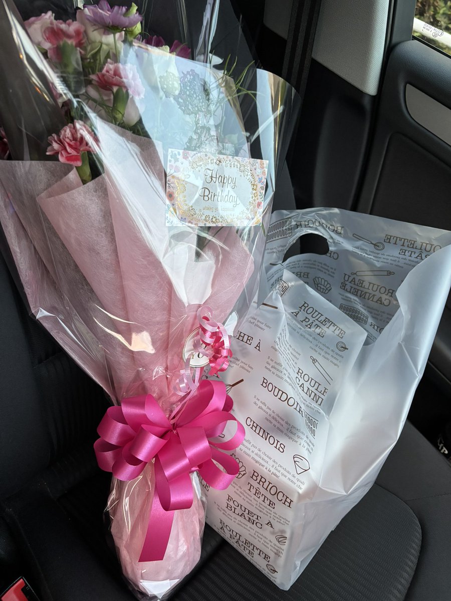 reiji_49's tweet photo. 今日は妻の誕生日なので早退🚗💨💨💨
お花を受け取る時に、
袋に入れますか？と聞かれたので、
そのままで大丈夫です♪
と言ったら素敵ですねと言われたw
前にも言われたような🤔
袋に入れたら崩れちゃうかもしれないじゃないw https://t.co/gBoHsTKoVR