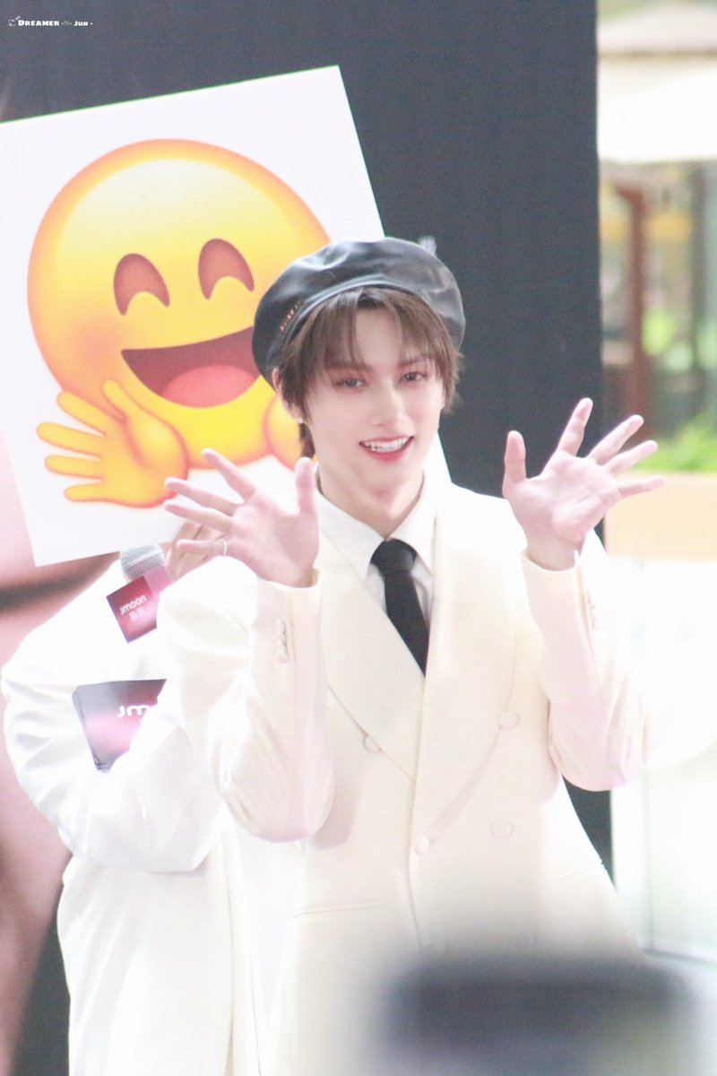 DreamerJun2's tweet photo. 250929
🤗

#JUN #준 #문준휘 #文俊辉 #ジュン #SEVENTEEN   #세븐틴 https://t.co/neai56F7eD