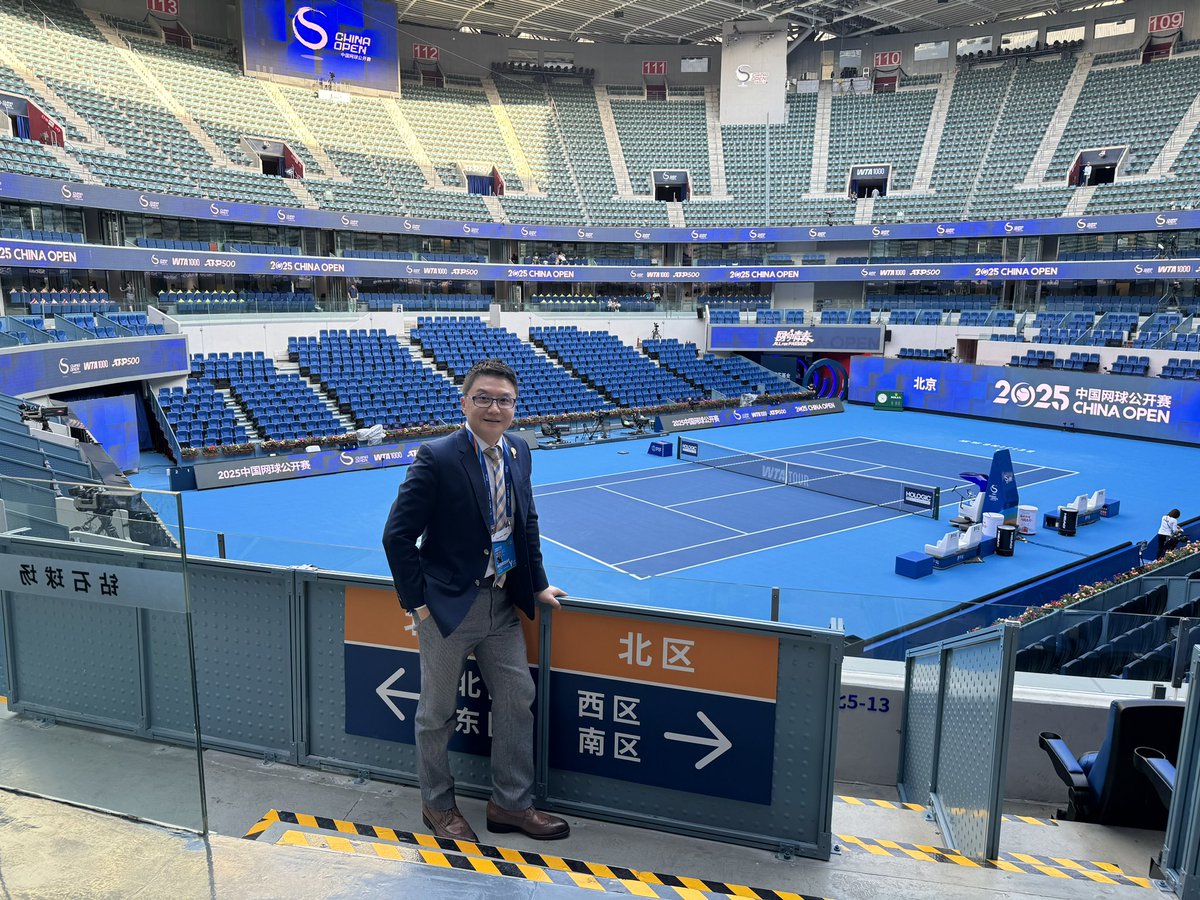 wang4332's tweet photo. A stolen moment from hectic tennis action. Ready to roll on again after 7pm. https://t.co/z4jaWZZXM7