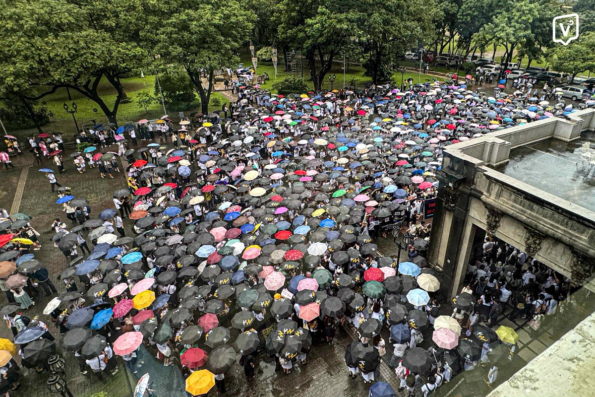THOMASIANS CONDUCT ANTI-CORRUPTION WALKOUT AND PROTEST

Nagtipon-tipon ang mga mag-aaral ng University of Santo Tomas sa UST Plaza Mayor bandang 3:58 p.m. ngayong Lunes, Spet. 29 bilang bahagi ng kanilang walkout protest laban sa korupsyon.

📸: Karla Louise B. Maningas via The