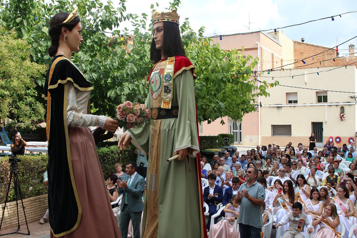 AjRoquetes's tweet photo. 🥳 𝗙𝗘𝗦𝗧𝗘𝗦 | 🙏🏼 HONOR AL PATRÓ 💐
🎊 La #RavalNova celebra #SantMiquel 2⃣0⃣2⃣5⃣
⛪️ El barri roquetenc viu les seves #festes, amb missa i processó.
🎺 Una rejovenida @LiraRoquetes ofereix el tradicional concert, amb ball dels #GegantsdeRoquetes i de vermut.
#Roquetes175 https://t.co/Wbf8jl0Xx3