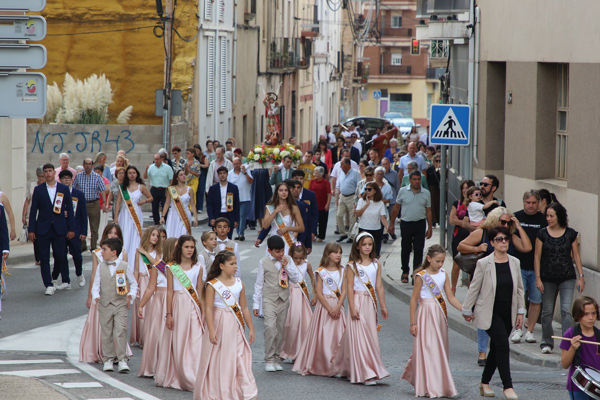 AjRoquetes's tweet photo. 🥳 𝗙𝗘𝗦𝗧𝗘𝗦 | 🙏🏼 HONOR AL PATRÓ 💐
🎊 La #RavalNova celebra #SantMiquel 2⃣0⃣2⃣5⃣
⛪️ El barri roquetenc viu les seves #festes, amb missa i processó.
🎺 Una rejovenida @LiraRoquetes ofereix el tradicional concert, amb ball dels #GegantsdeRoquetes i de vermut.
#Roquetes175 https://t.co/Wbf8jl0Xx3