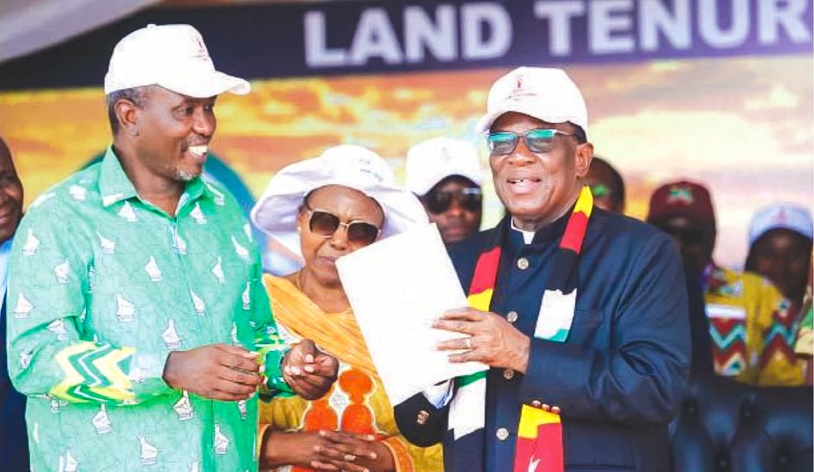cdrmuchadura's tweet image. “Hero of the Economy” – President Emmerson Mnangagwa applauds Dr. Kuda Tagwirei for saving the nation and standing as a pillar of Zimbabwe’s economic resurgence. 🇿🇼💪
#HeroOfTheEconomy #EconomicResurgence #KudaTagwirei #Vision2030 #ZimbabweRising