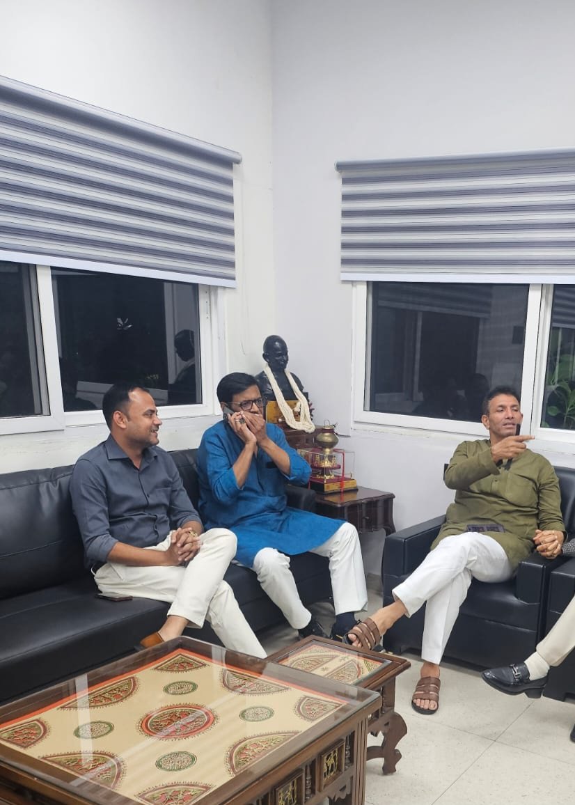 IMDharmendr's tweet photo. An insightful interaction with senior Congress leader Digvijaya Singh Ji, state bjp president hemant Khandelwal ji and state Congress president jitu patwari ji🙏 
@digvijaya_28 @hemantkhandel16 @jitupatwari https://t.co/7TIgkkKKCP