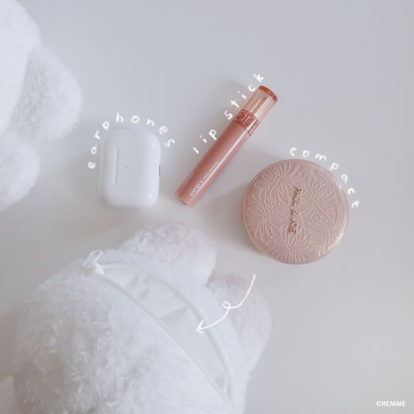 🤍🐰 発売商品情報 🐰🤍

大人気ぬいぐるみ作家
REMME （@remme_It）による 
#うさぎのねむちゃん のぬいぐるみポシェットが再登場 ! 

10月中旬ごろより
全国の一部取扱店舗にて順次展開予定です ꙳⋆ 

🔽詳細はこちら
fancy-fukuya.co.jp/topics/202510u…