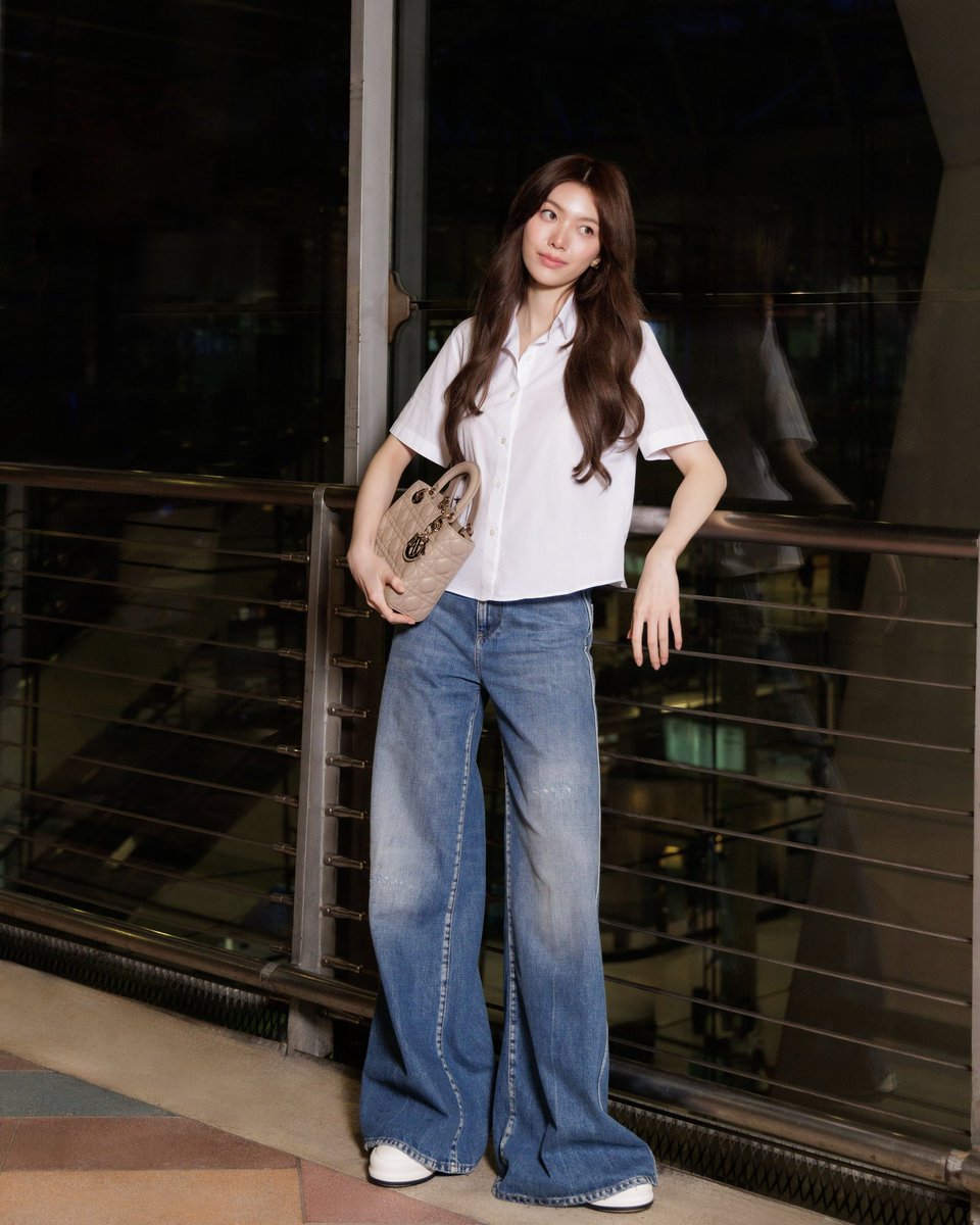 StarTodayEnt's tweet image. “หลิงหลิง​ ศิริลักษณ์​ คอง​” และ​ “ออม​ กรณ์​น​ภัส​ เศร​ษ​ฐ​รั​ตน​พงศ์​” ออกเดินทางสู่ฝรั่งเศส​และร่วมชมแฟนชั่นโชว์​ ของ Christian Dior : Dior Spring Summer 2026 Women’s Collection  

LINGORM FLY TO DIORSS26
#LingOrmDiorAirportLook
#DiorSS26 #Dior #PFW @ormmormm @linglingsirilak