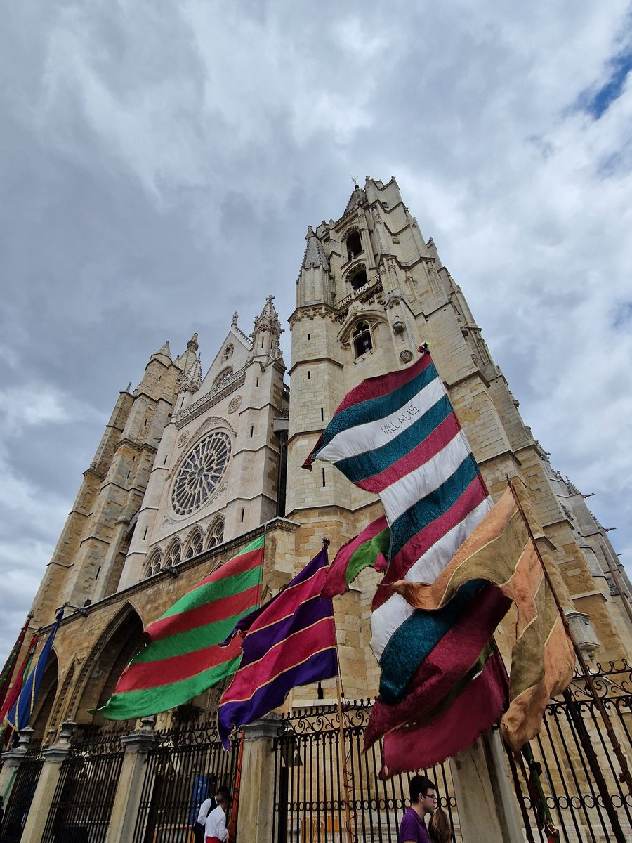 Pendones al viento frente a la catedral de León 
#leonesp #sanfroilan2025