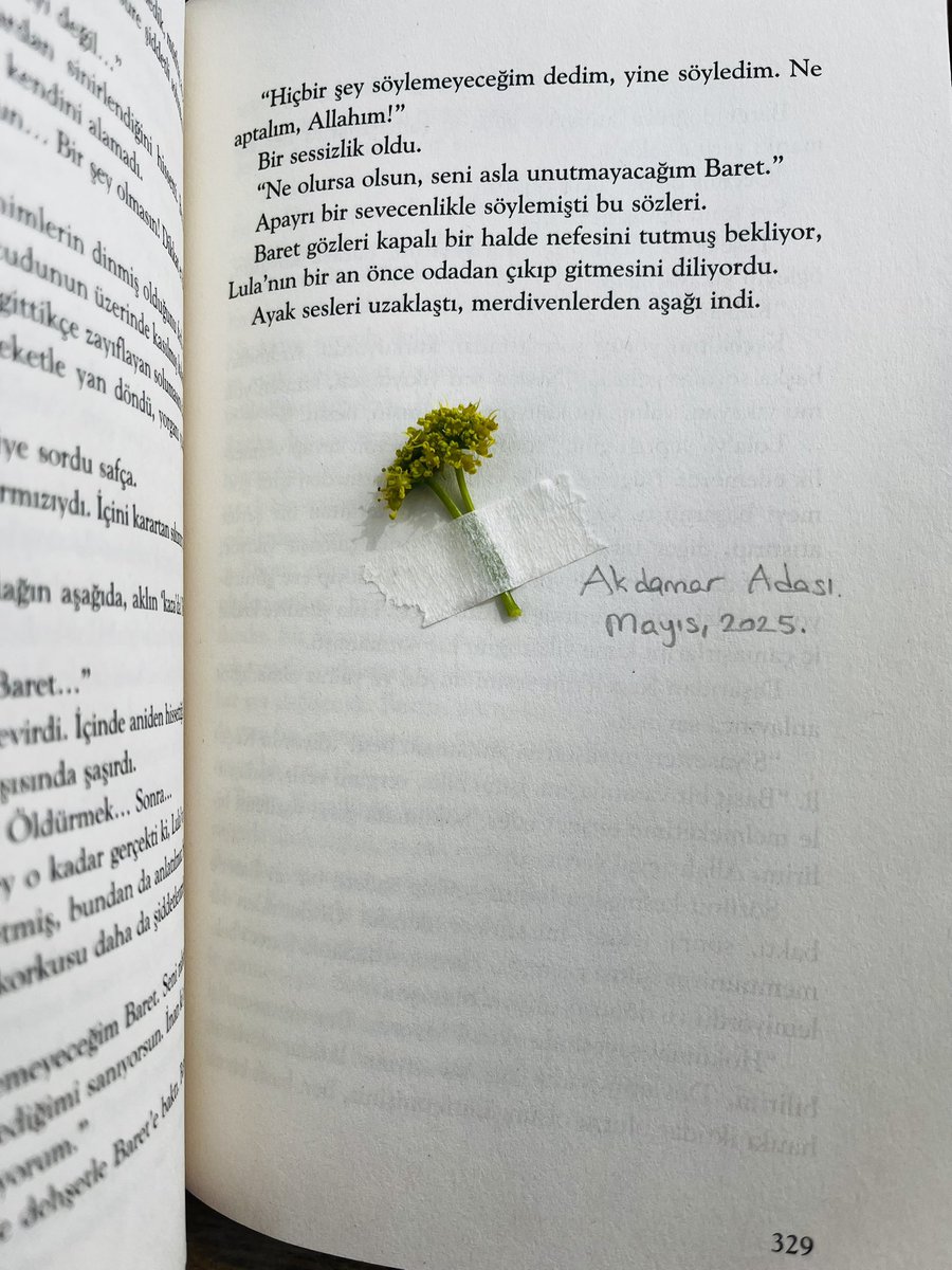 leblebikola's tweet photo. Bu kitabı aldım, Akdamar’a götürdüm, okudum, yanımda taşıdım, sayfalarının arasında çiçekler kuruttum. Sonra çok sevdiğim birine hediye ettim. Okurken insanın yüreğini eziyor, özellikle ilk bölümüyle. Ama ben en çok, düşünürken incinen Dırtad’a yakın hissettim. https://t.co/G134YiK991