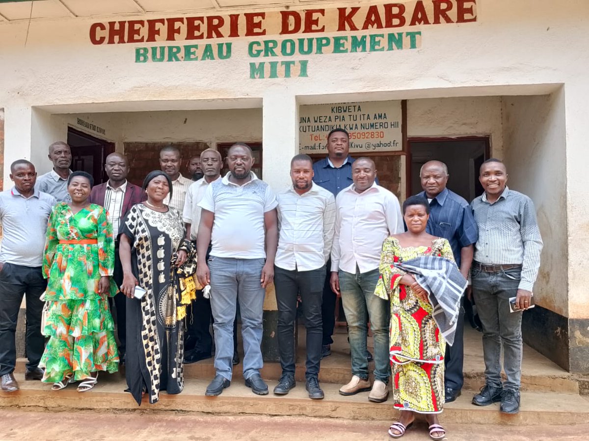 ActionLADAPS's tweet image. 📌 Ce vendredi 27/09, dans le cadre du programme #PCPC financé par la #DDC, @ActionLADAPS a réuni au bureau du Groupement MITI les leaders communautaires & comités d’usagers pour valider les projets prioritaires de 3 groupements de Kabare.
#DéveloppementCommunautaire