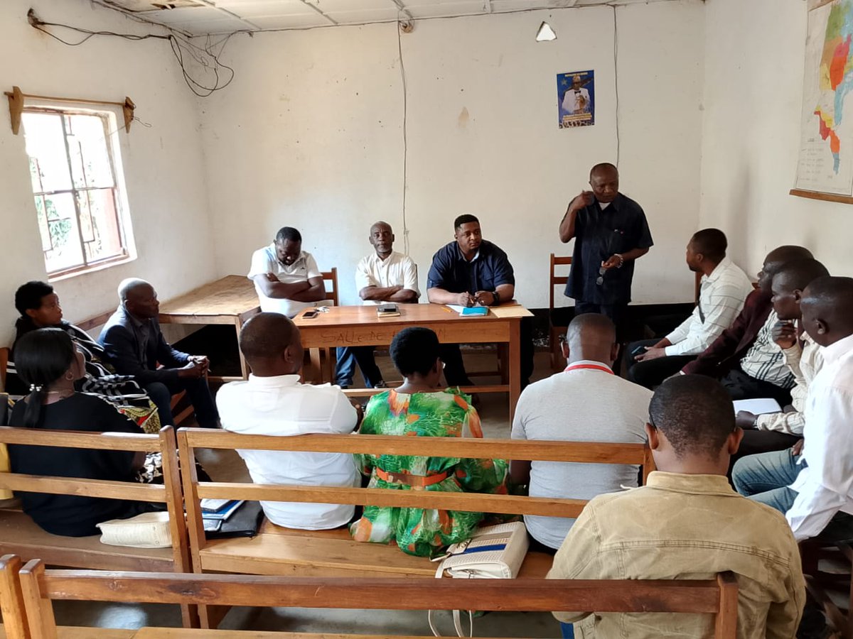 ActionLADAPS's tweet image. 📌 Ce vendredi 27/09, dans le cadre du programme #PCPC financé par la #DDC, @ActionLADAPS a réuni au bureau du Groupement MITI les leaders communautaires & comités d’usagers pour valider les projets prioritaires de 3 groupements de Kabare.
#DéveloppementCommunautaire