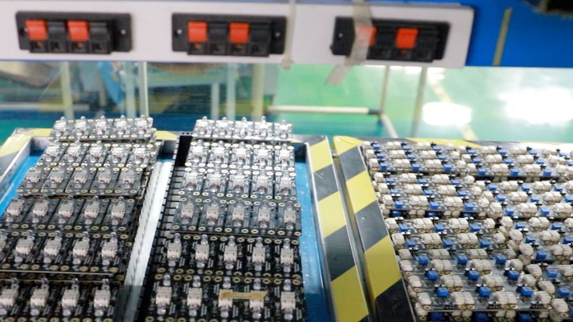 electronic_lb's tweet image. In the PCBA production workshop, various electronic components and circuit boards are neatly arranged, and production materials are prepared in order～#PCBA #ElectronicManufacturing #CircuitBoardProduction
