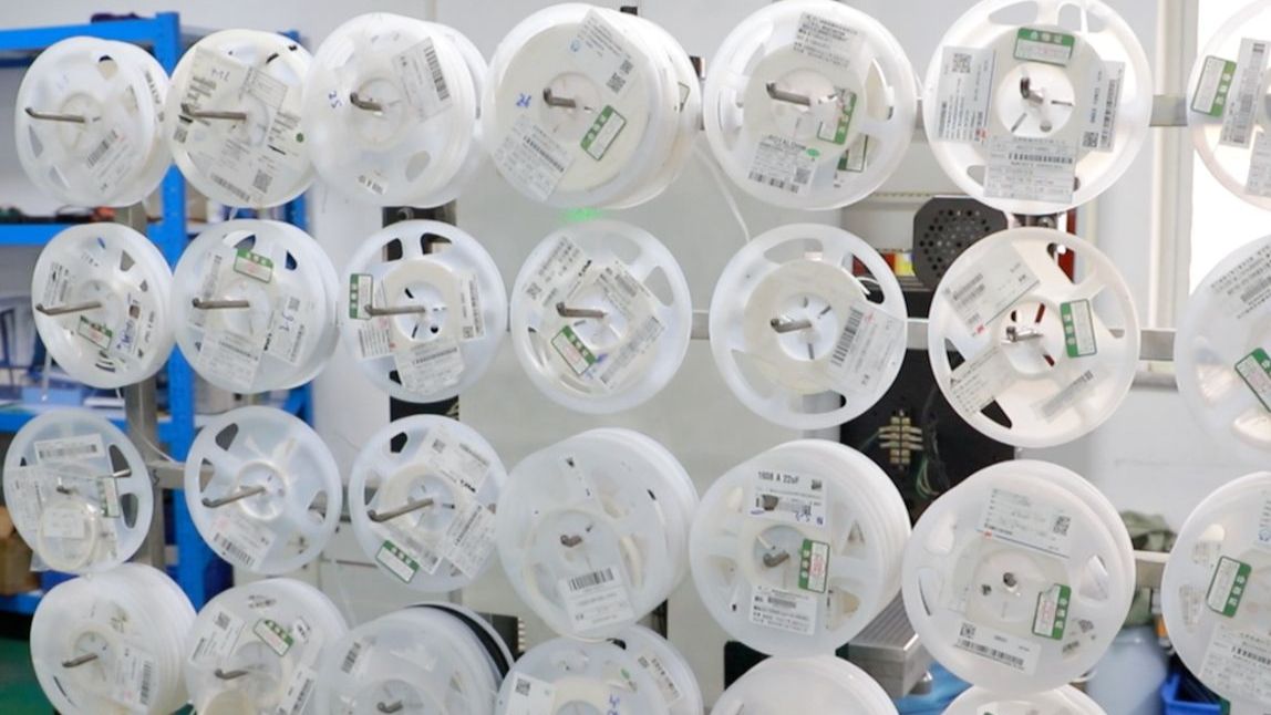 electronic_lb's tweet image. In the PCBA production workshop, various electronic components and circuit boards are neatly arranged, and production materials are prepared in order～#PCBA #ElectronicManufacturing #CircuitBoardProduction