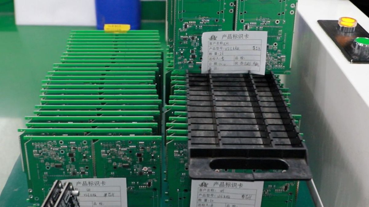 electronic_lb's tweet image. In the PCBA production workshop, various electronic components and circuit boards are neatly arranged, and production materials are prepared in order～#PCBA #ElectronicManufacturing #CircuitBoardProduction