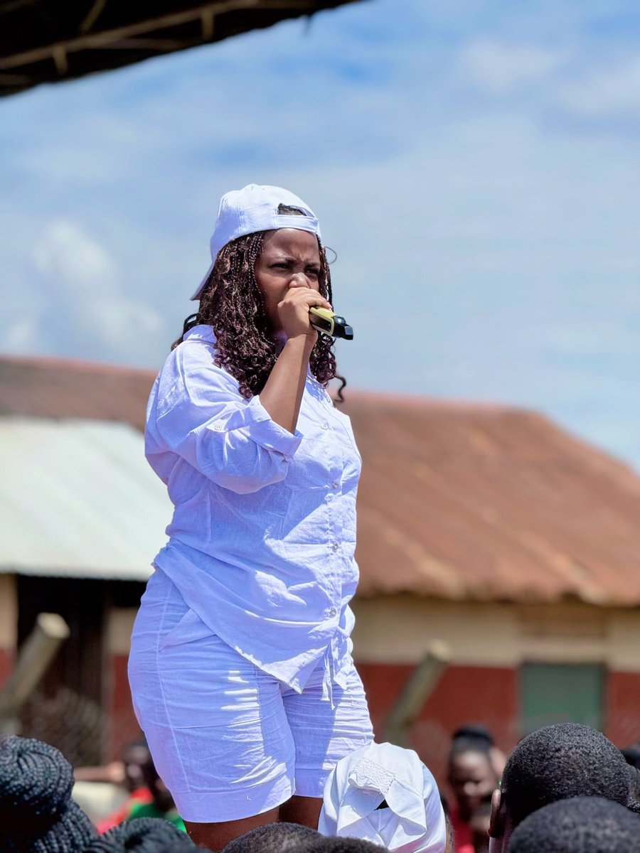 Interacting with the youth is something I love more ❤️💯On Saturday I interacted with students from Mpoma Royal College#Mentaonpoint #SanyukaTuliLuno