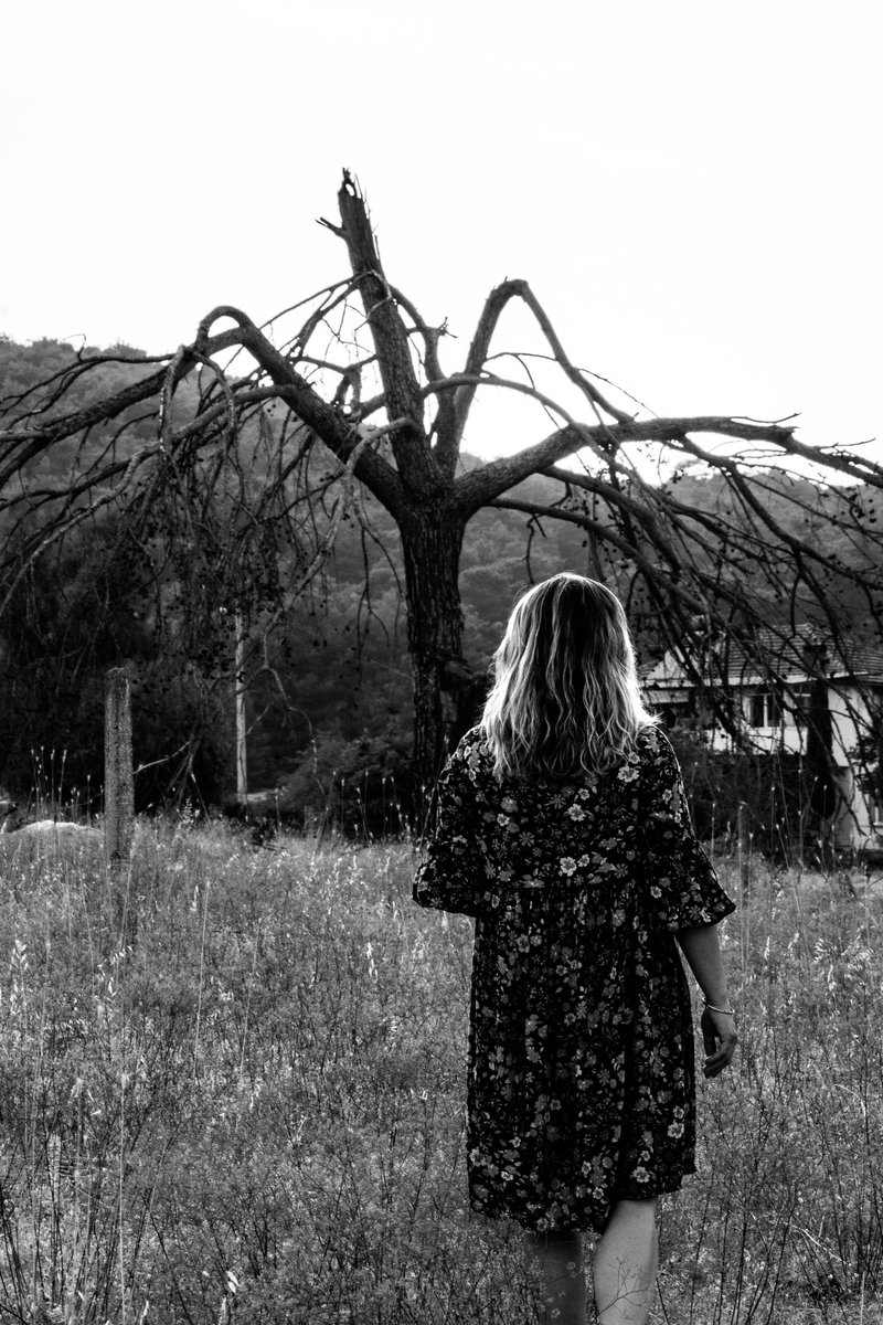 I have a feeling that “No One’s Land” finds its home today🫠

This is a really special photograph for me because it carries my big aunt and her freedom in it. Who will reach this freedom thanks to her? I’m so excited🫂

1/1 
100 xtz on <a href="/objktcom/">objkt</a> 

objkt.com/tokens/KT1WuWj…