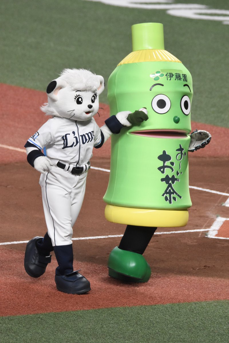 お～いお茶くん始球式
ライナさんと手を繋いで戻ります
ちゃんとボールを持ち帰ってた