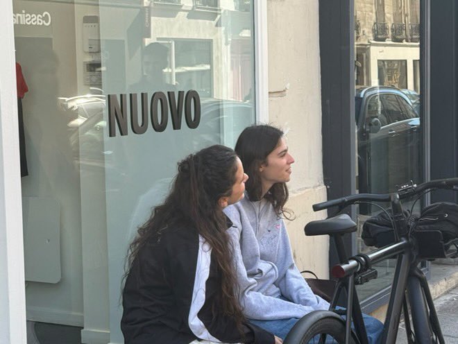 Rosalía con la modelo Loli Bahia ayer en París.