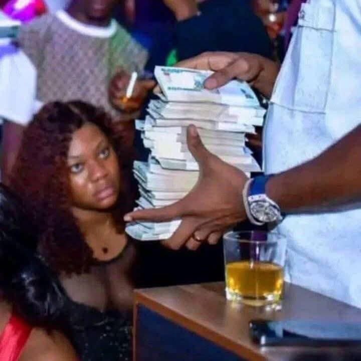 Khanstillday's tweet image. At this point, if dem ask this girl if she get man she go say NO 😂